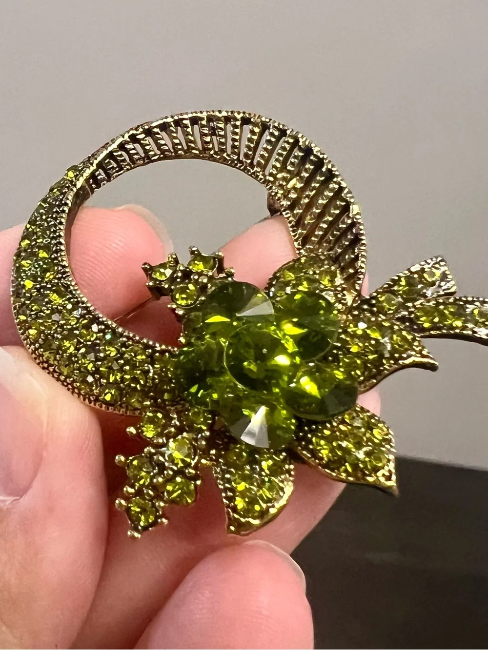 VTG Mid Century Peridot Green Rhinestone Circle Wreath Brooch Pin Goldtone 1.5”